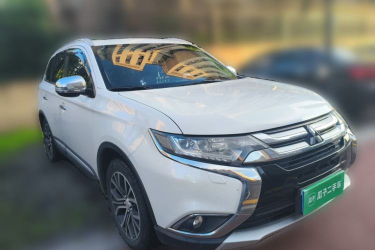 Used Mitsubishi Outlander 2016 2.4L 4x4 Elite Edition 5 Seats Front Right 45 Deg