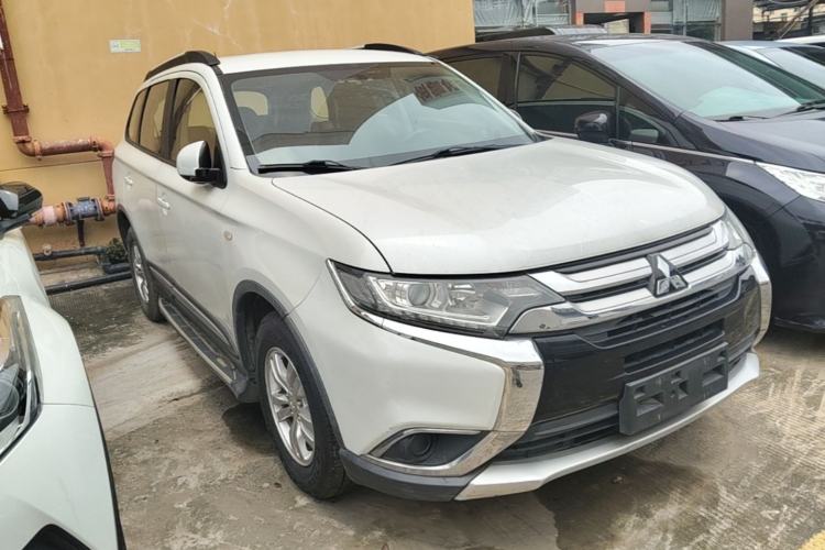 Used Mitsubishi Outlander 2016 2.0L Two-Wheel Drive Fashion Edition 5 Seats Front Right 45 Deg