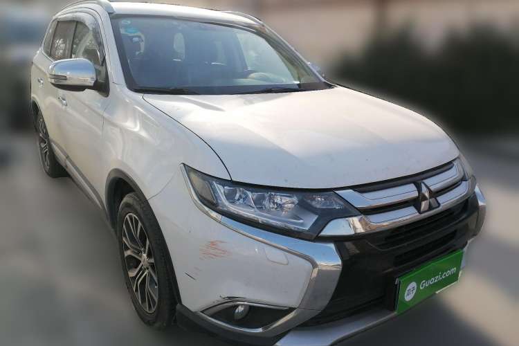 Used Mitsubishi Outlander 2016 2.4L 4x4 Elite Edition 7-Seater Front Right 45 Deg