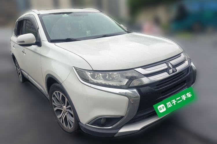 Used Mitsubishi Outlander 2016 2.4L 4x4 Elite Edition 5 Seats Front Right 45 Deg