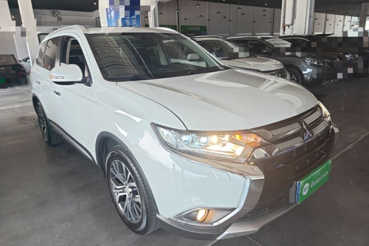 Used Mitsubishi Outlander 2016 2.4L 4x4 Elite Edition 5 Seats Front Right 45 Deg