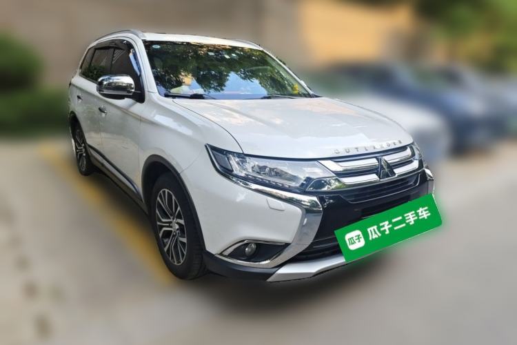 Used Mitsubishi Outlander 2016 2.4L 4x4 Elite Edition 7-Seater Front Right 45 Deg