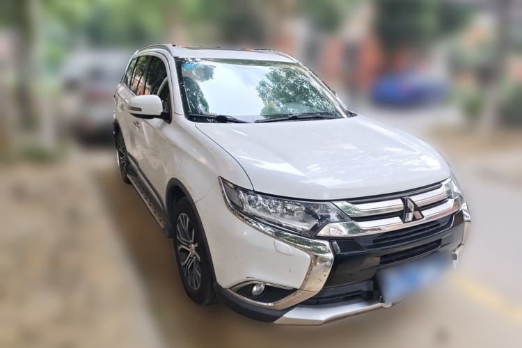 Used Mitsubishi Outlander 2016 2.4L 4x4 Luxury Edition 7-Seater Front Right 45 Deg