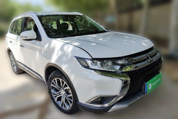 Used Mitsubishi Outlander 2016 2.4L 4x4 Elite Edition 5 Seats Front Right 45 Deg