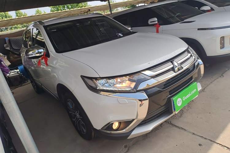 Used Mitsubishi Outlander 2016 2.4L 4x4 Elite Edition 7-Seater Front Right 45 Deg