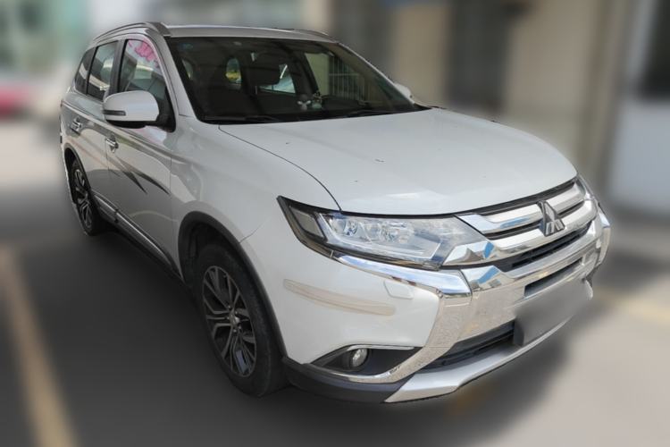 Used Mitsubishi Outlander 2016 2.4L 4x4 Luxury Edition 7-Seater Front Right 45 Deg