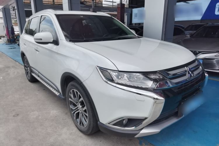 Used Mitsubishi Outlander 2016 2.4L 4x4 Luxury Edition 7-Seater Front Right 45 Deg