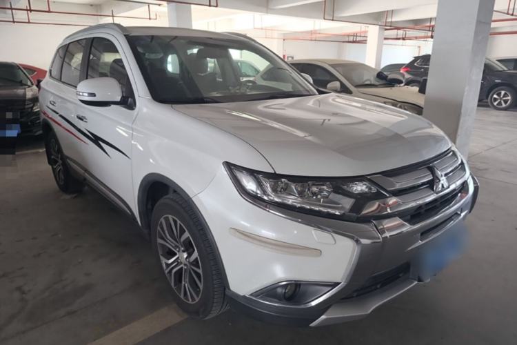 Used Mitsubishi Outlander 2016 2.4L 4x4 Luxury Edition 7-Seater Front Right 45 Deg