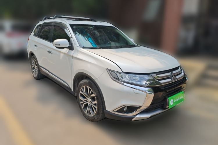 Used Mitsubishi Outlander 2016 2.4L 4x4 Luxury Edition 7-Seater Front Right 45 Deg