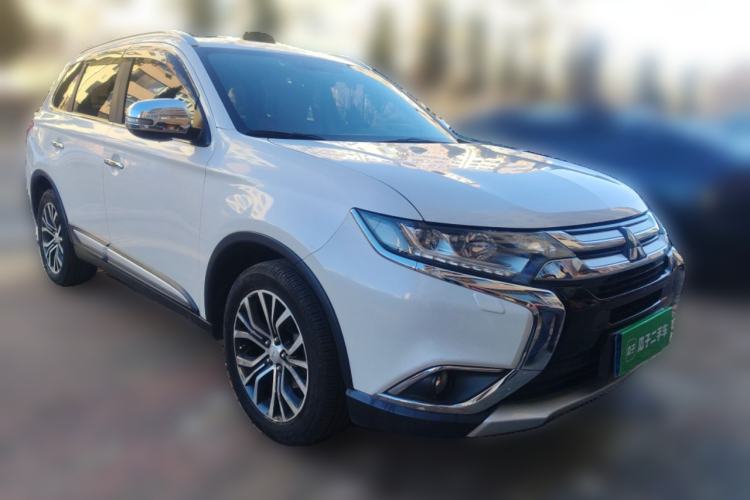 Used Mitsubishi Outlander 2016 2.4L 4x4 Elite Edition 5 Seats Front Right 45 Deg