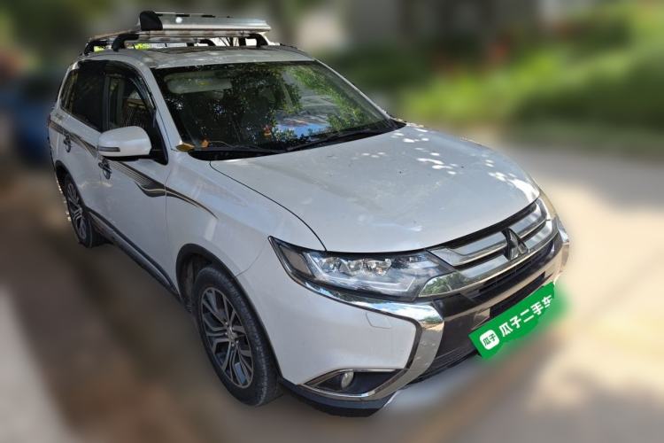 Used Mitsubishi Outlander 2016 2.4L 4x4 Elite Edition 5 Seats Front Right 45 Deg