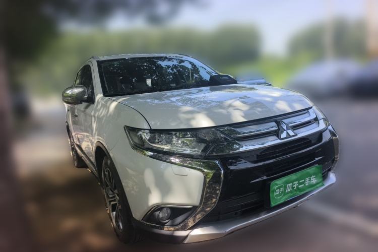 Used Mitsubishi Outlander 2016 2.4L 4x4 Elite Edition 5 Seats Front Right 45 Deg