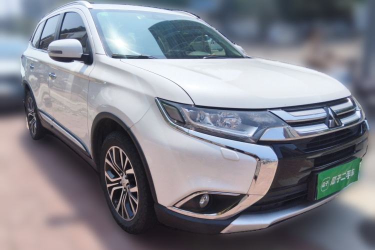 Used Mitsubishi Outlander 2016 2.4L 4x4 Luxury Edition 7-Seater Front Right 45 Deg