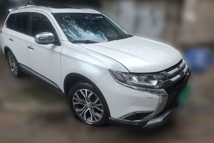 Used Mitsubishi Outlander 2016 2.4L 4x4 Elite Edition 5 Seats Front Right 45 Deg