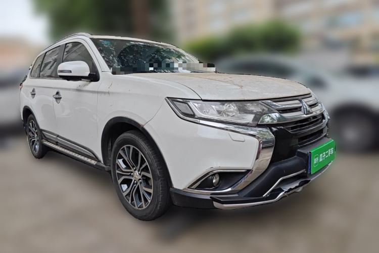 Used Mitsubishi Outlander 2016 2.4L 4x4 Elite Edition 5 Seats Front Right 45 Deg