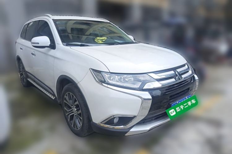 Used Mitsubishi Outlander 2016 2.4L 4x4 Elite Edition 5 Seats Front Right 45 Deg