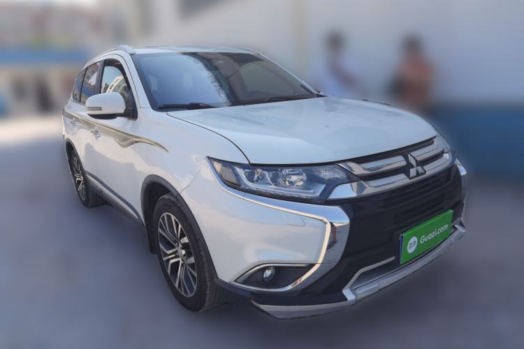 Used Mitsubishi Outlander 2016 2.4L 4x4 Luxury Edition 7-Seater Front Right 45 Deg