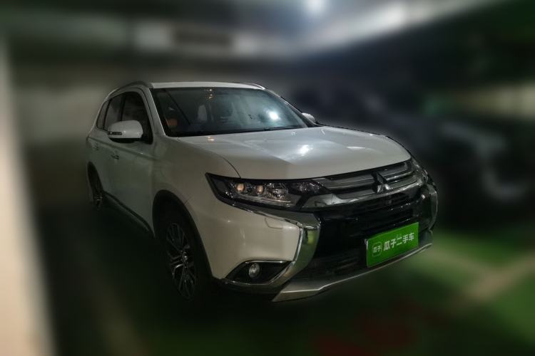 Used Mitsubishi Outlander 2016 2.4L 4x4 Elite Edition 5 Seats Front Right 45 Deg