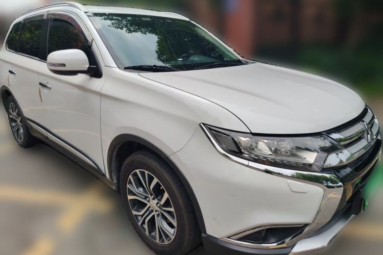 Used Mitsubishi Outlander 2016 2.4L 4x4 Elite Edition 5 Seats Front Right 45 Deg
