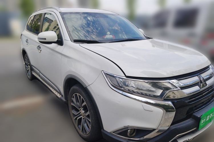 Used Mitsubishi Outlander 2016 2.4L 4x4 Luxury Edition 7-Seater Front Right 45 Deg