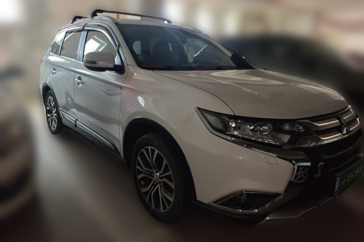 Used Mitsubishi Outlander 2016 2.4L 4x4 Elite Edition 5 Seats Front Right 45 Deg