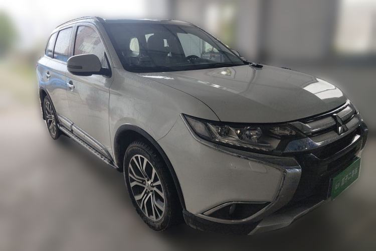Used Mitsubishi Outlander 2016 2.4L 4x4 Luxury Edition 7-Seater Front Right 45 Deg