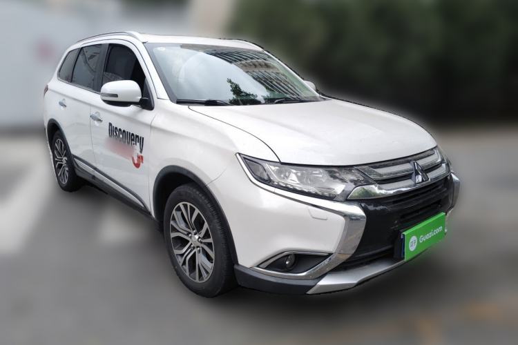 Used Mitsubishi Outlander 2016 2.4L 4x4 Elite Edition 5 Seats Front Right 45 Deg