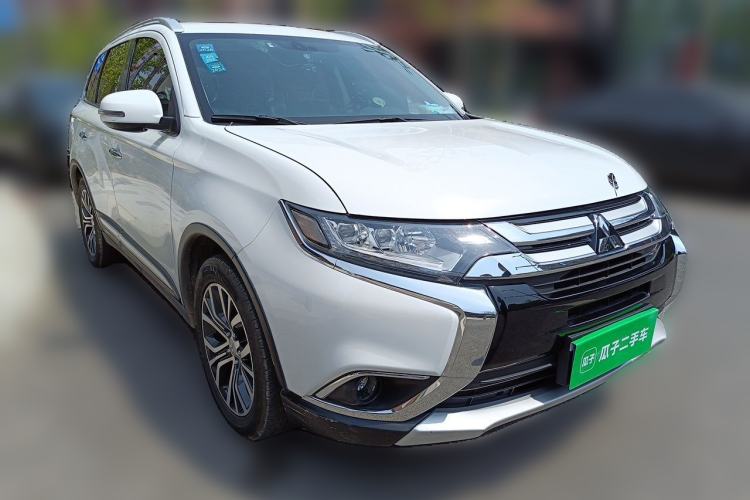 Used Mitsubishi Outlander 2016 2.4L 4x4 Elite Edition 5 Seats Front Right 45 Deg