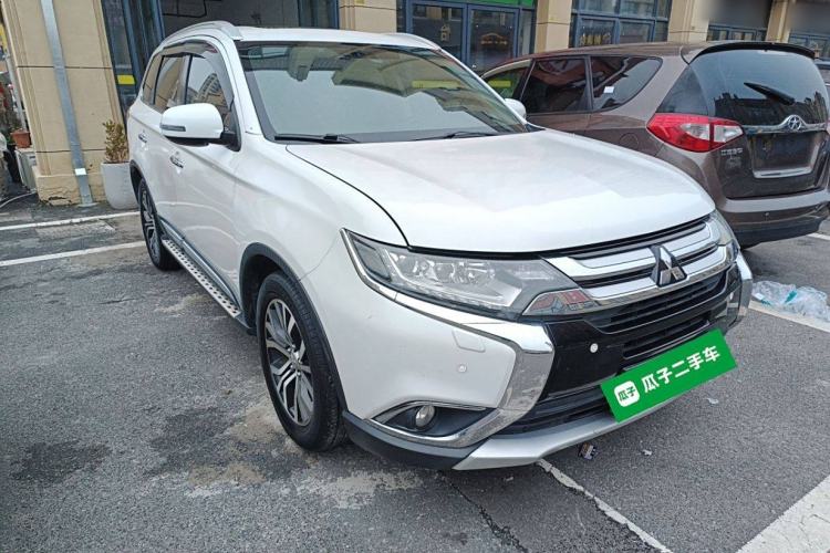 Used Mitsubishi Outlander 2016 2.4L 4x4 Elite Edition 5 Seats Front Right 45 Deg