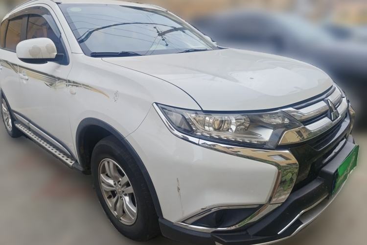 Used Mitsubishi Outlander 2016 2.0L Two-Wheel Drive Fashion Edition 5 Seats Front Right 45 Deg