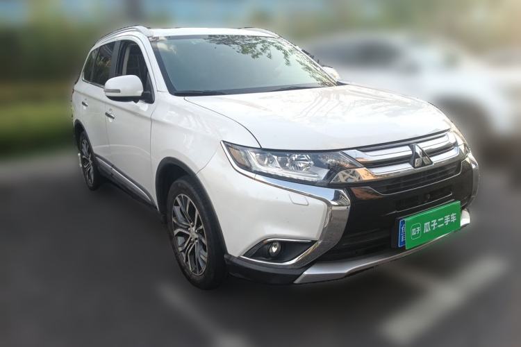 Used Mitsubishi Outlander 2016 2.4L 4x4 Elite Edition 5 Seats Front Right 45 Deg