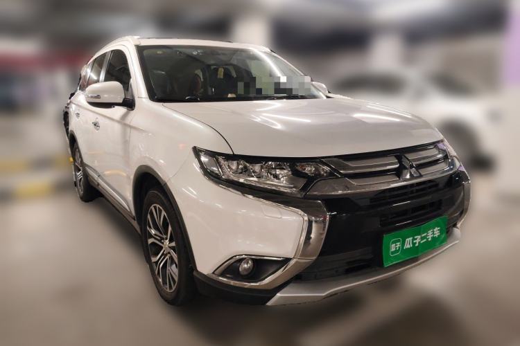 Used Mitsubishi Outlander 2016 2.4L 4x4 Luxury Edition 7-Seater Front Right 45 Deg
