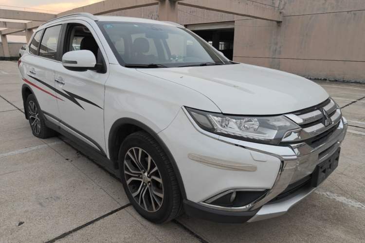 Used Mitsubishi Outlander 2016 2.4L 4x4 Luxury Edition 7-Seater Front Right 45 Deg