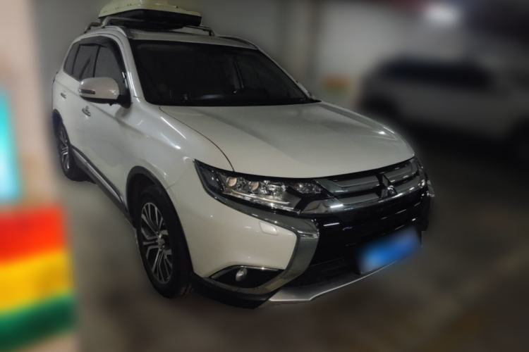 Used Mitsubishi Outlander 2016 2.4L 4x4 Elite Edition 7-Seater Front Right 45 Deg