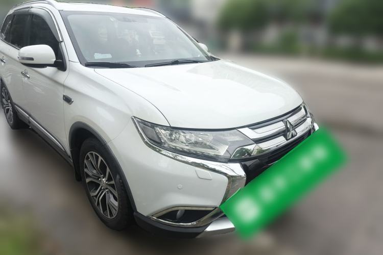 Used Mitsubishi Outlander 2016 2.4L 4x4 Luxury Edition 7-Seater Front Right 45 Deg