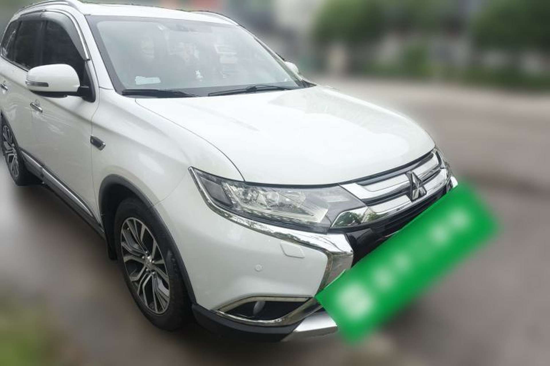 Used Mitsubishi Outlander 2016 2.4L 4x4 Luxury Edition 7-Seater Front Right 45 Deg