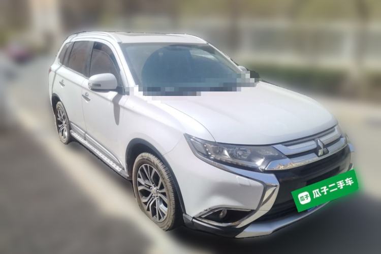 Used Mitsubishi Outlander 2016 2.4L 4x4 Elite Edition 5 Seats Front Right 45 Deg