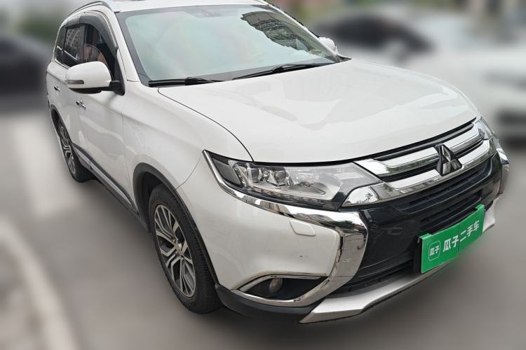 Used Mitsubishi Outlander 2016 2.4L 4x4 Elite Edition 5 Seats Front Right 45 Deg