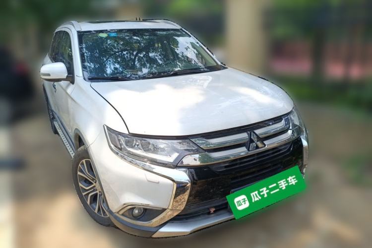 Used Mitsubishi Outlander 2016 2.4L 4x4 Luxury Edition 7-Seater Front Right 45 Deg