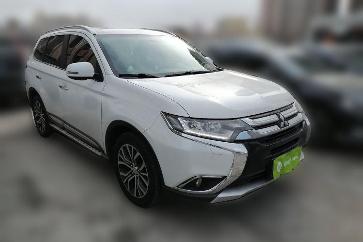 Used Mitsubishi Outlander 2016 2.4L 4x4 Elite Edition 5 Seats Front Right 45 Deg