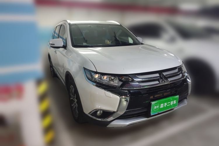 Used Mitsubishi Outlander 2016 2.4L 4x4 Elite Edition 5 Seats Front Right 45 Deg