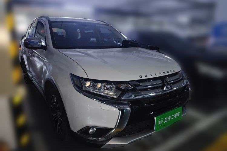 Used Mitsubishi Outlander 2016 2.4L 4x4 Elite Edition 5 Seats Front Right 45 Deg