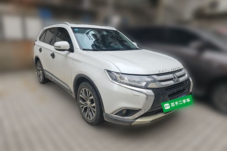 Used Mitsubishi Outlander 2016 2.4L 4x4 Elite Edition 5 Seats Front Right 45 Deg