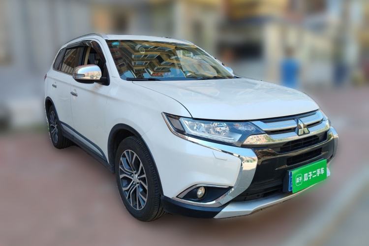 Used Mitsubishi Outlander 2016 2.4L 4x4 Elite Edition 5 Seats Front Right 45 Deg