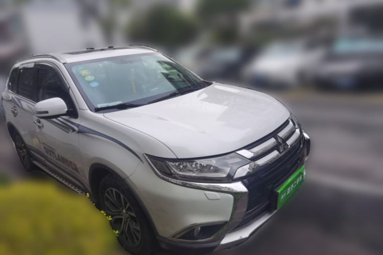 Used Mitsubishi Outlander 2016 2.4L 4x4 Luxury Edition 7-Seater Front Right 45 Deg