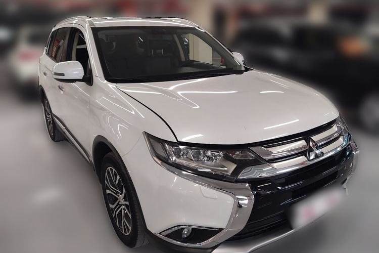 Used Mitsubishi Outlander 2016 2.4L 4x4 Elite Edition 7-Seater Front Right 45 Deg
