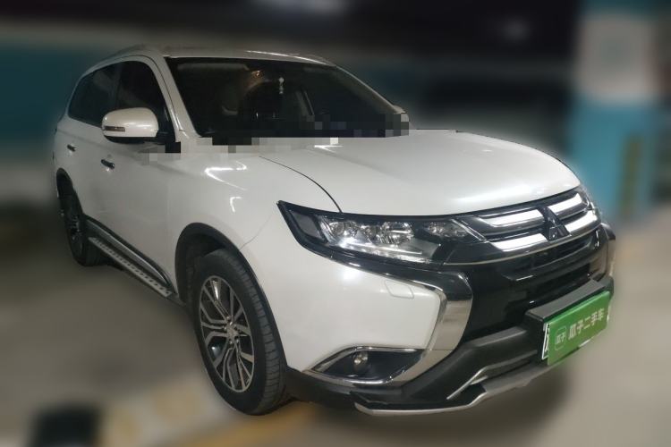 Used Mitsubishi Outlander 2016 2.4L 4x4 Elite Edition 5 Seats Front Right 45 Deg