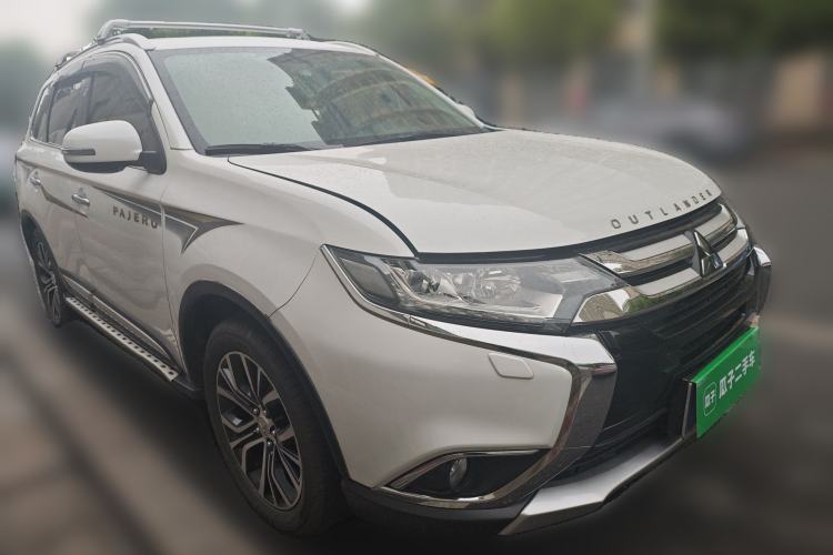 Used Mitsubishi Outlander 2016 2.4L 4x4 Elite Edition 5 Seats Front Right 45 Deg