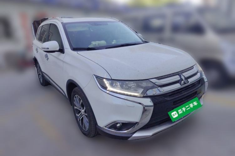 Used Mitsubishi Outlander 2016 2.4L 4x4 Elite Edition 5 Seats Front Right 45 Deg