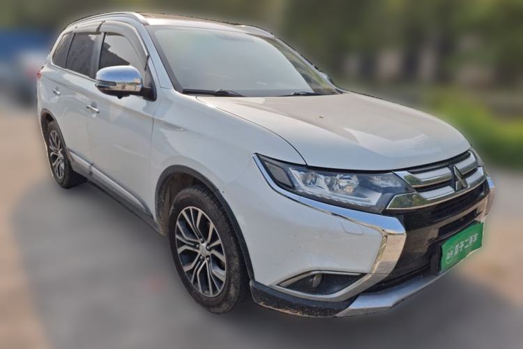 Used Mitsubishi Outlander 2016 2.4L 4x4 Elite Edition 5 Seats Front Right 45 Deg